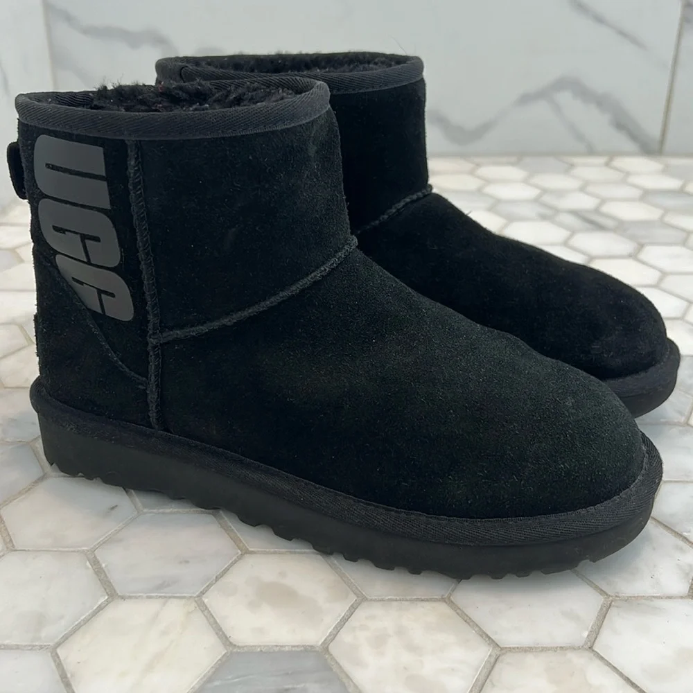 UGG Classic Mini UGG LOGO Black Suede Leather Boots Women’s Shoe Size 6